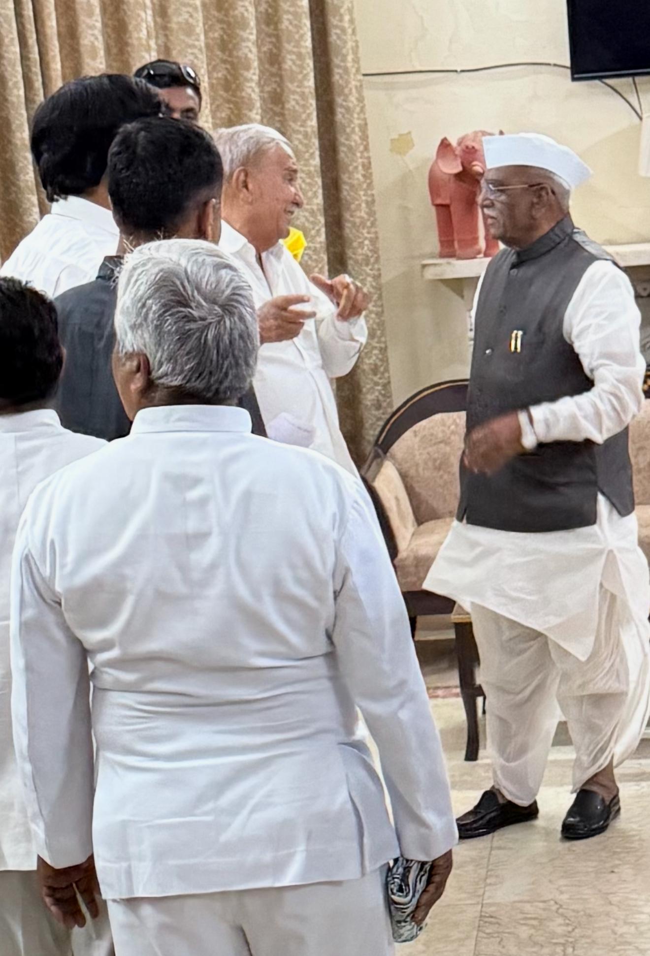 प्रदेश के सहकारी क्षेत्र के दुग्ध उत्पादकों की समस्याओं को लेकर अजमेर डेयरी सदर रामचन्द्र चौधरी ने राज्यपाल को सौंपा ज्ञापन