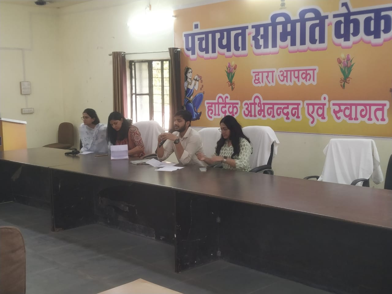 सीईओ अभिषेक खन्ना ने वंदे गंगा जल अभियान के माध्यम से परम्परागत जल स्रोत के जीणोद्धार सहित जल संरक्षण को लेकर आम जन मे जागरूकता हेतु कार्यक्रम करने के लिए दिये निर्देश साथ ही जनभागीदारी के माध्यम से