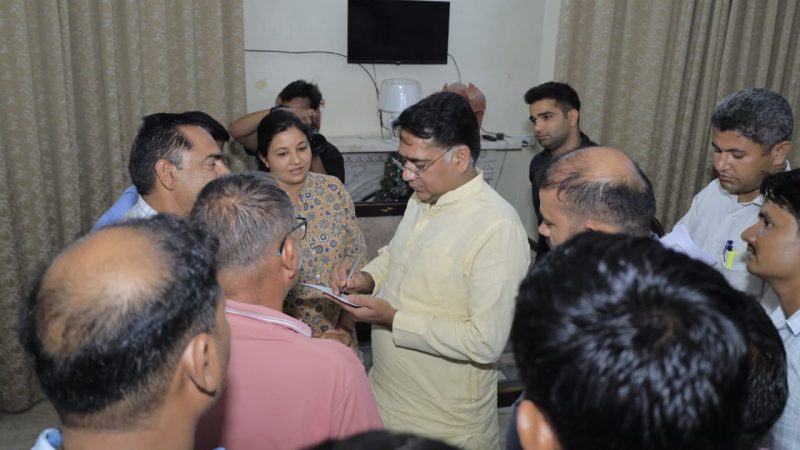 जल संसाधन मंत्री सुरेश सिंह रावत ने अजमेर सर्किट हाउस में जनसुनवाई कर आमजन की समस्याओं का किया त्वरित निस्तारण