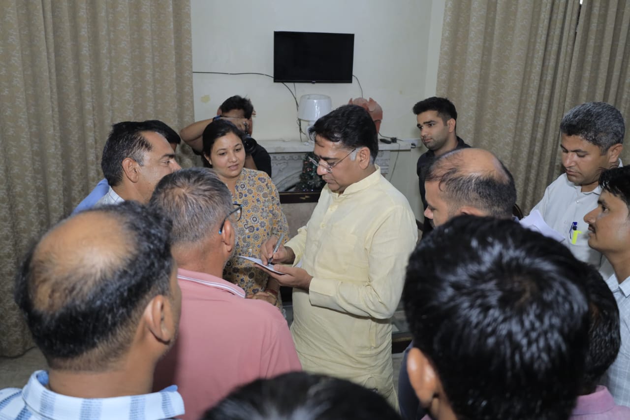 जल संसाधन मंत्री सुरेश सिंह रावत ने अजमेर सर्किट हाउस में जनसुनवाई कर आमजन की समस्याओं का किया त्वरित निस्तारण