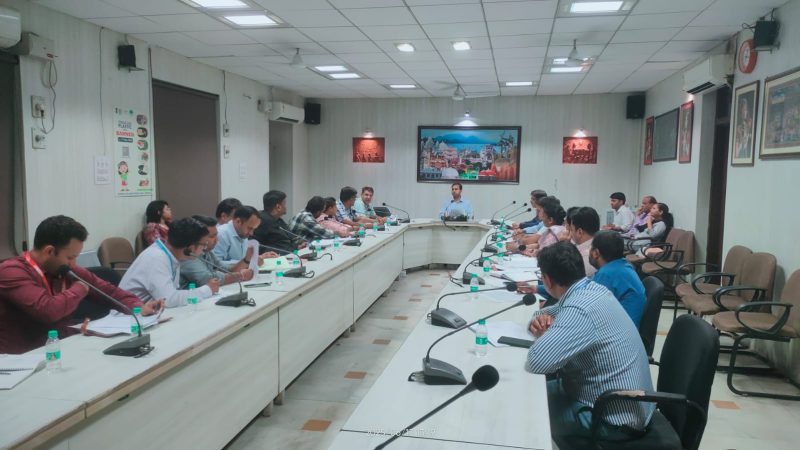जिले के बैंकर्स को संवेदनशीलता के साथ सरकारी योजनाओं से पात्र व्यक्तियों को लाभान्वित करने के निर्देश जिला कलक्टर लोक बन्धु ने शुक्रवार को प्रदान किए। वे बैंकर्स की बैठक की अध्यक्षता कर रहे थे।जिला कलक्टर लोकबन्धु ने कहा कि