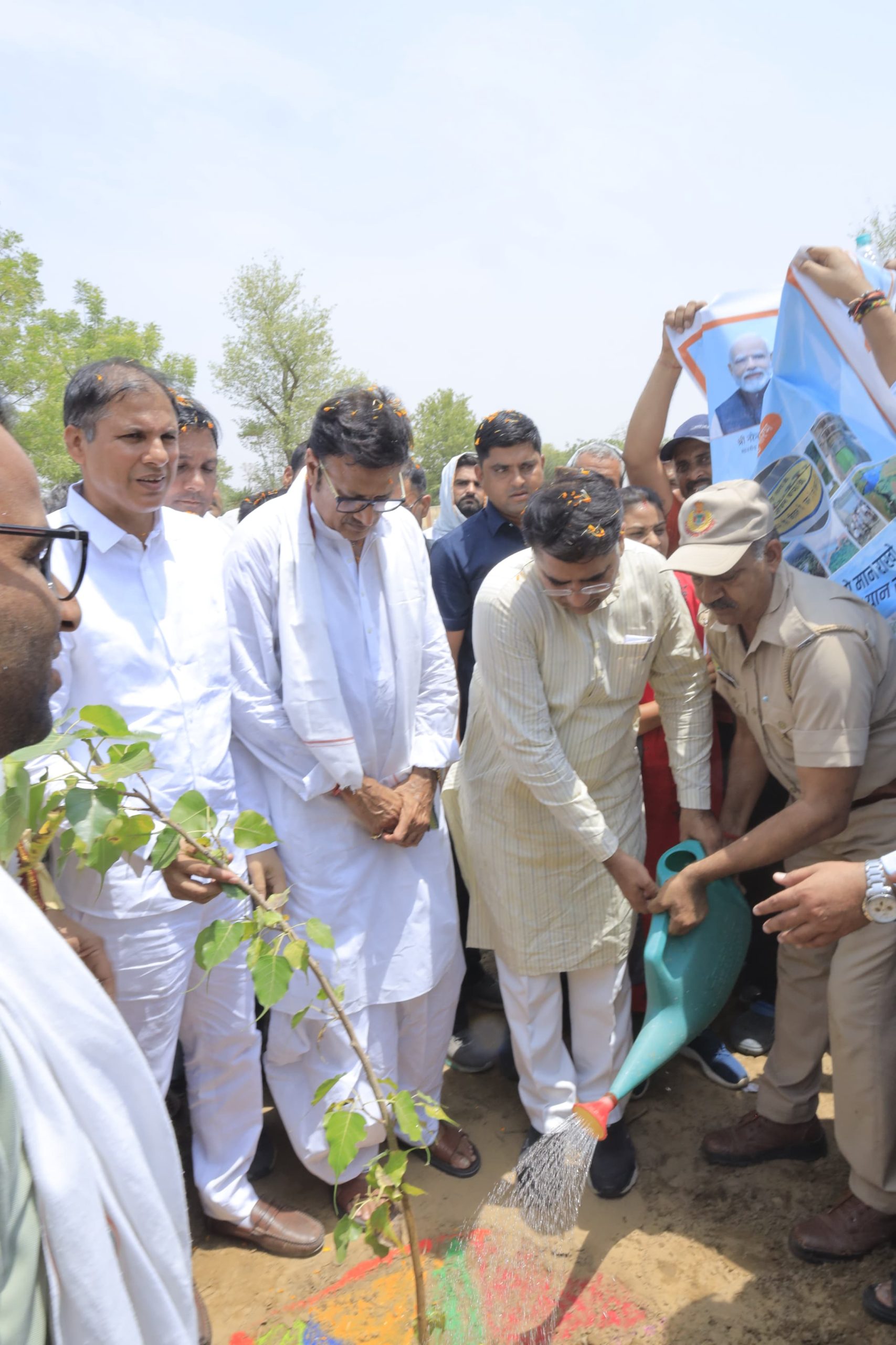 जल संसाधन मंत्री सुरेश सिंह रावत ने शनिवार को चुरू जिला मुख्यालय पर स्थित पीडीयू मेडिकल कॉलेज में पौधरोपण किया तथा पर्यावरण संरक्षण का संदेश दिया।जल संसाधन मंत्री रावत ने प्रधानमंत्री नरेंद्र मोदी के महत्वाकांक्षी संकल्प “एक पेड़ मां के नाम” अभियान अंतर्गत पौधरोपण किया।