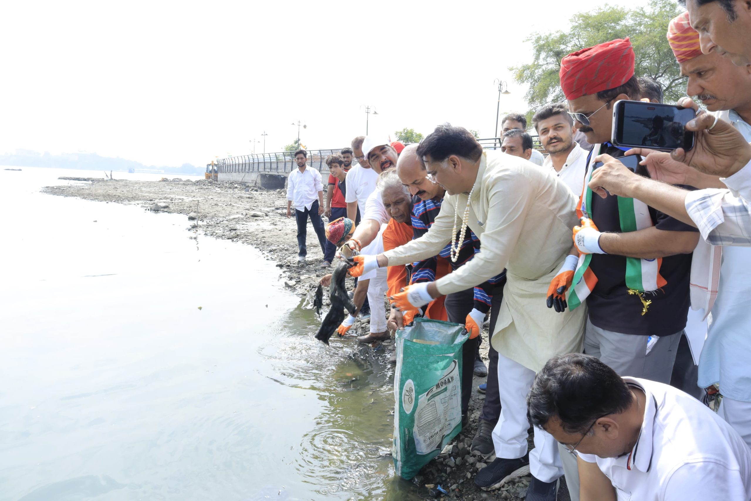 वंदे गंगा जल संरक्षण जन अभियान में जल संसाधन मंत्री श्री सुरेश सिंह रावत ने आनासागर झील में किया श्रमदान, आमजन को जल संरक्षण के प्रति किया प्रेरित
