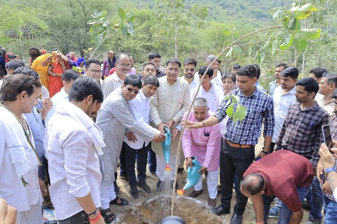 जल संसाधन मंत्री सुरेश सिंह रावत द्वारा “वंदे गंगा जल संरक्षण जन अभियान” के अंतर्गत पुष्कर के पावन कपिल कुंड में श्रमदान एवं जल संरक्षण का संदेश*