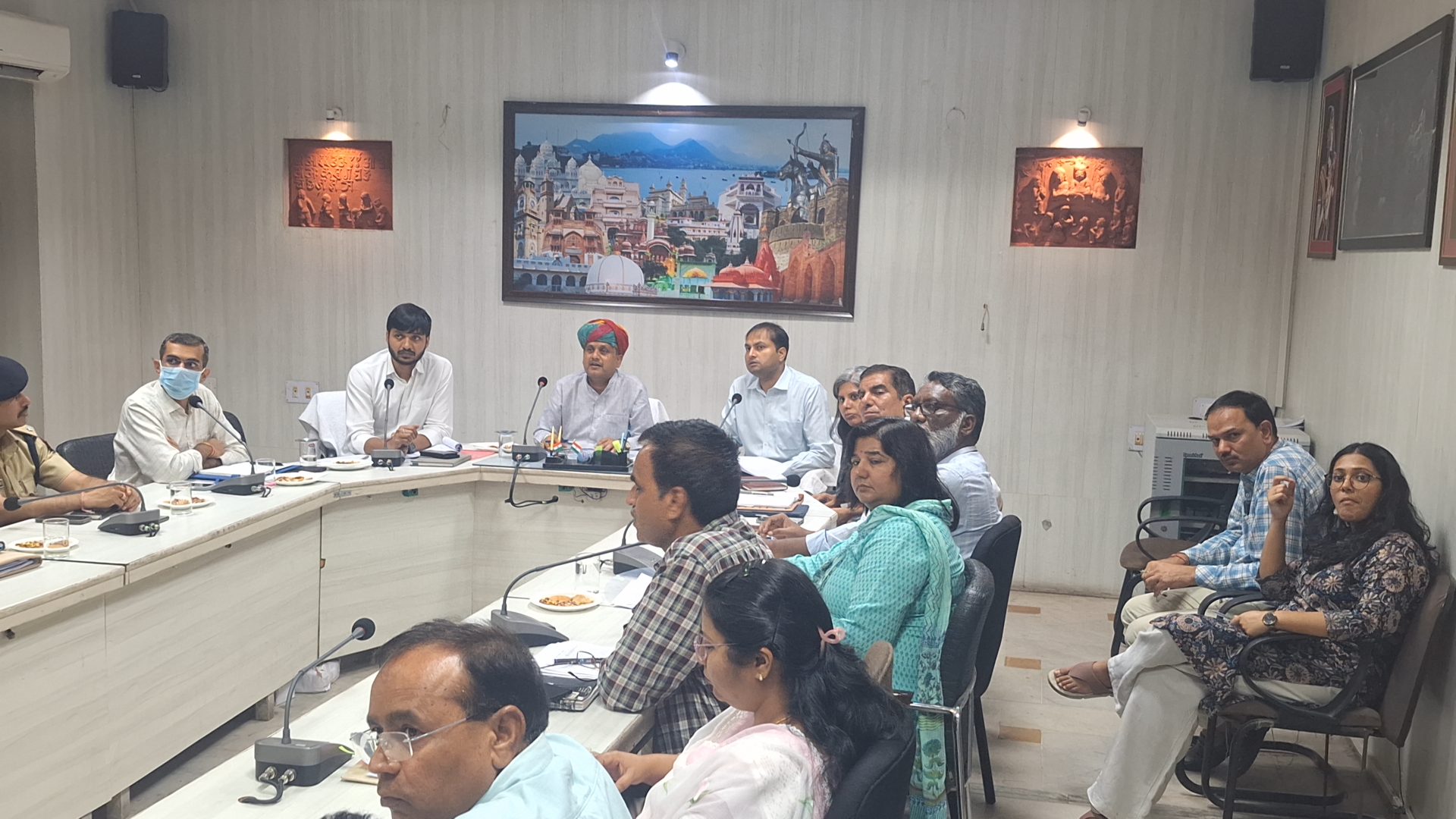 राजस्व मंत्री हेमन्त मीणा पहुचे अजमेर जिला कलक्टर कार्यालयवंदे गंगा जल अभियान के तहत जिले मे करवाई जा रही विभिन्न गतिविधियों की ले रहे है जानकारी