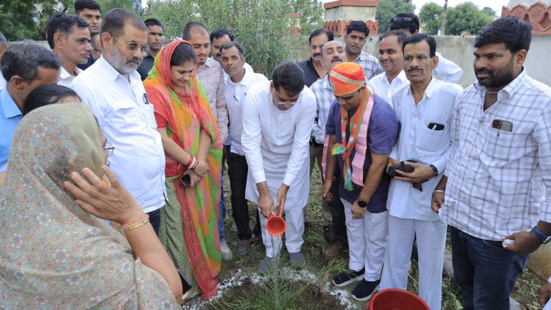 जल संसाधन मंत्री रावत के हाथों मिली कई सौगातें घाटी ग्राम पंचायत के नवीन भवन, कन्या सुरक्षा सर्कल का लोकार्पण और धोइंदा तालाब के पुनरुद्धार कार्य का हुआ शिलान्यास
