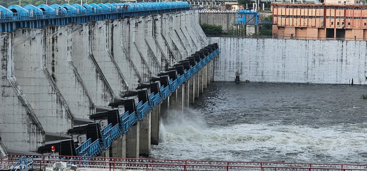 टोंक जिला कलेक्टर कल्पना अग्रवाल ने बटन दबाकर खोले बीसलपुर बांध के गेट, आसपास रहने वालों से अलर्ट रहने की अपील