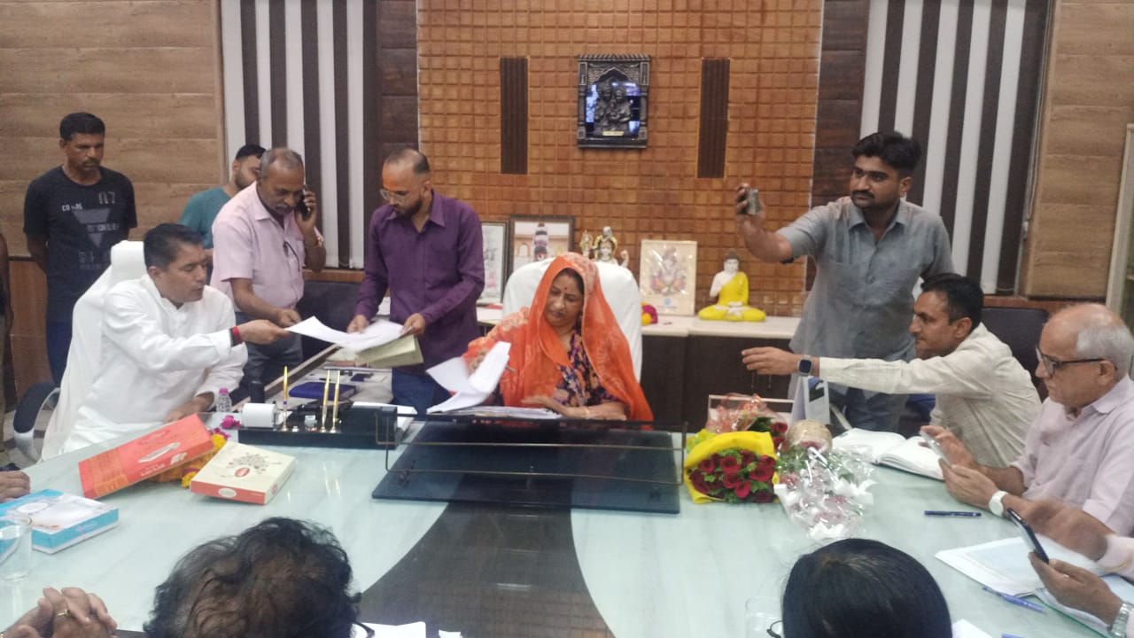 जिला प्रमुख द्वारा कार्यालय जिला परिषद का किया औचक निरीक्षण