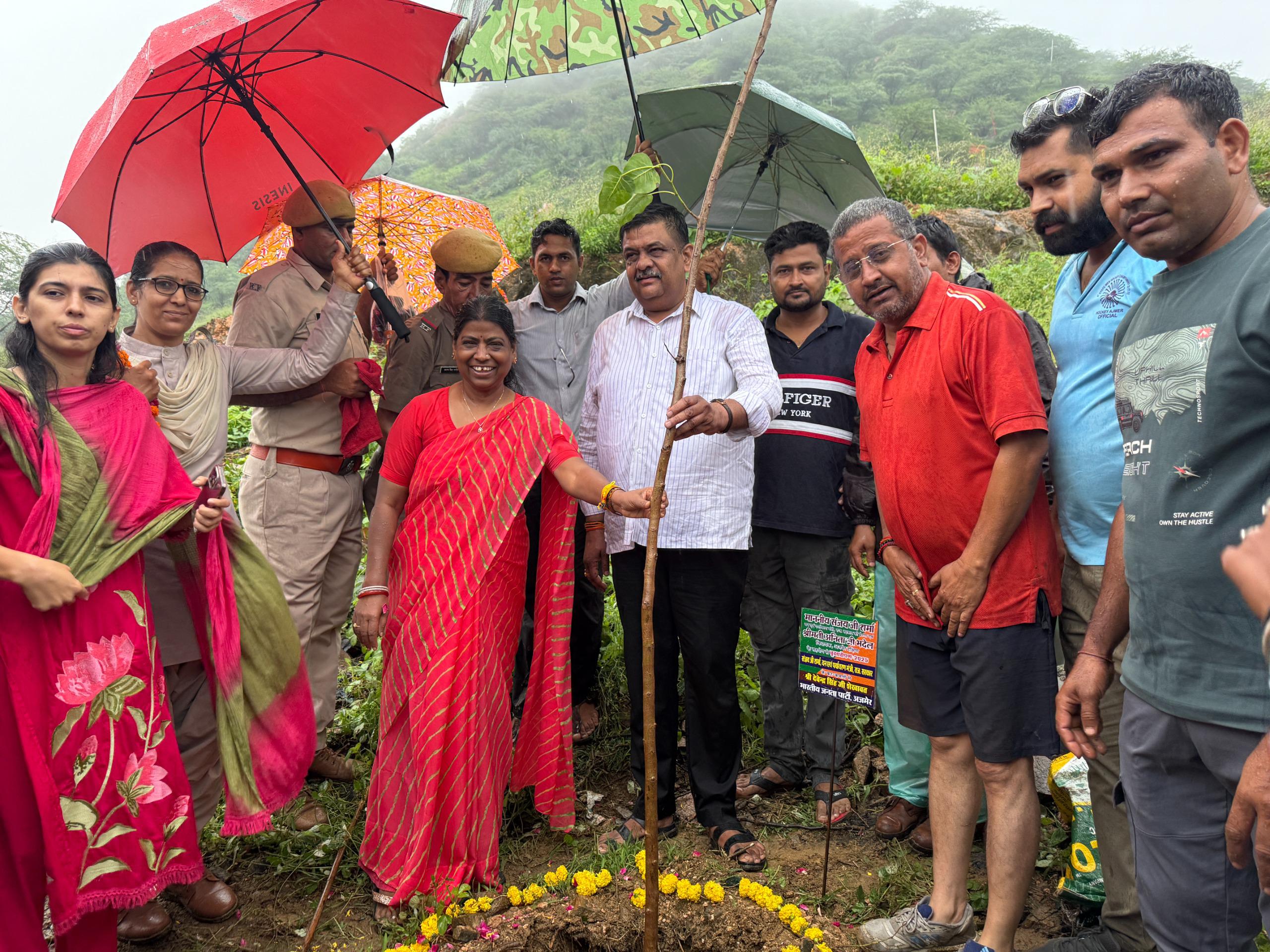 हरियालो राजस्थान अभियान में सैकड़ों पौधे रोपेहर पौधा बना मातृभूमि और मातृत्व के प्रति सम्मान का प्रतीक, हर भागीदार बना हरियाली के यज्ञ का यजमान- संजय शर्मा