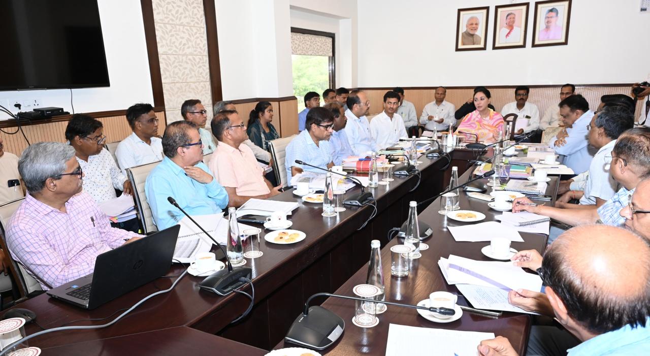 उपमुख्यमंत्री दीया कुमारी ने ली अजमेर ज़ोन की सड़क परियोजनाओं की समीक्षा बैठक, कार्यों में शिथिलता न बरतने के निर्देश