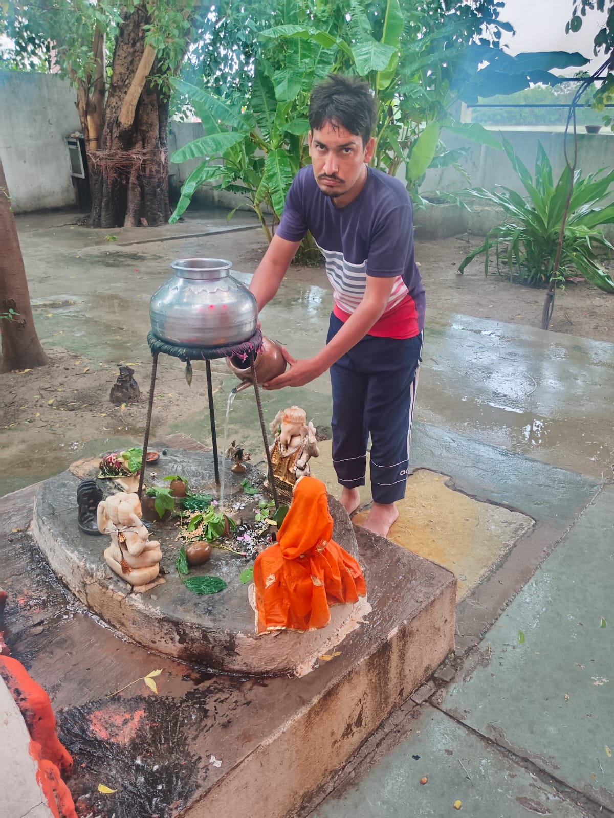 सावन के सोमवार पर भक्तों ने भोलेनाथ की पूजा-अर्चना की