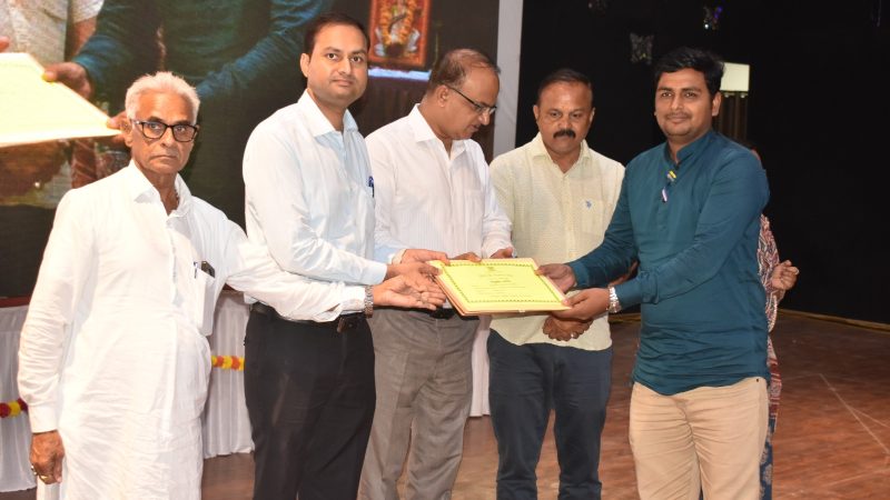सहकार से समृद्धि’ की ओर एक और कदमसहकार एवं रोजगार उत्सव कार्यक्रम का हुआ आयोजनसंभागीय आयुक्त एवं जिला कलक्टर ने 250 से अधिक नवनियुक्त कार्मिकों को जिला स्तरीय कार्यक्रम में सौंपे नियक्ति पत्र
