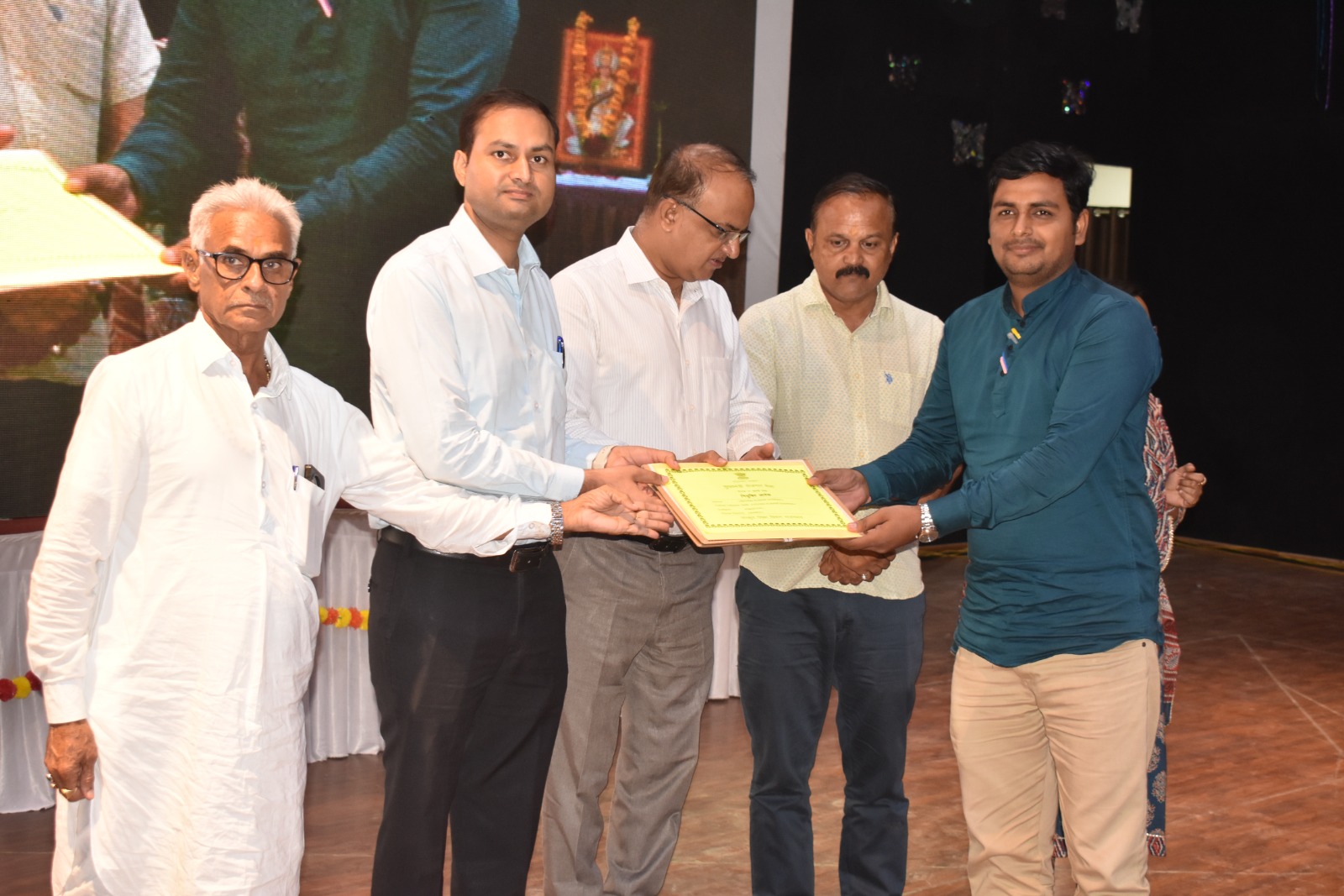 सहकार से समृद्धि’ की ओर एक और कदमसहकार एवं रोजगार उत्सव कार्यक्रम का हुआ आयोजनसंभागीय आयुक्त एवं जिला कलक्टर ने 250 से अधिक नवनियुक्त कार्मिकों को जिला स्तरीय कार्यक्रम में सौंपे नियक्ति पत्र