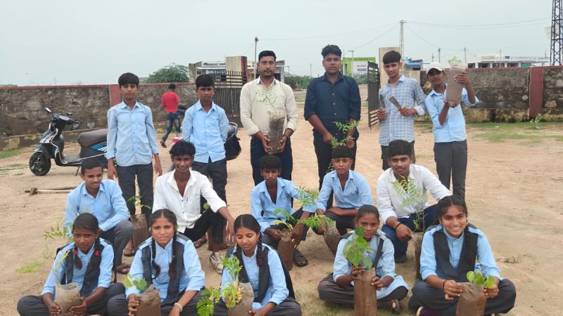 राजकीय स्कूल में” एक पेड़ मां के नाम ” 150 पौधे लगाकर दिया, पर्यावरण संरक्षण का संदेश,