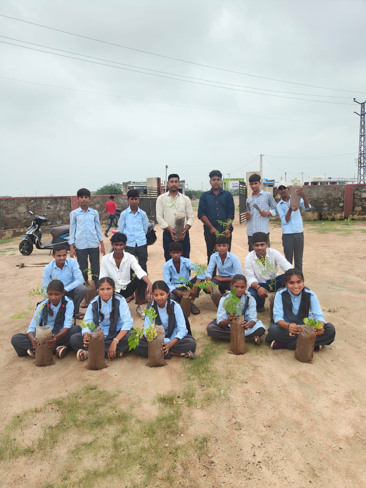 राजकीय स्कूल में” एक पेड़ मां के नाम ” 150 पौधे लगाकर दिया, पर्यावरण संरक्षण का संदेश,