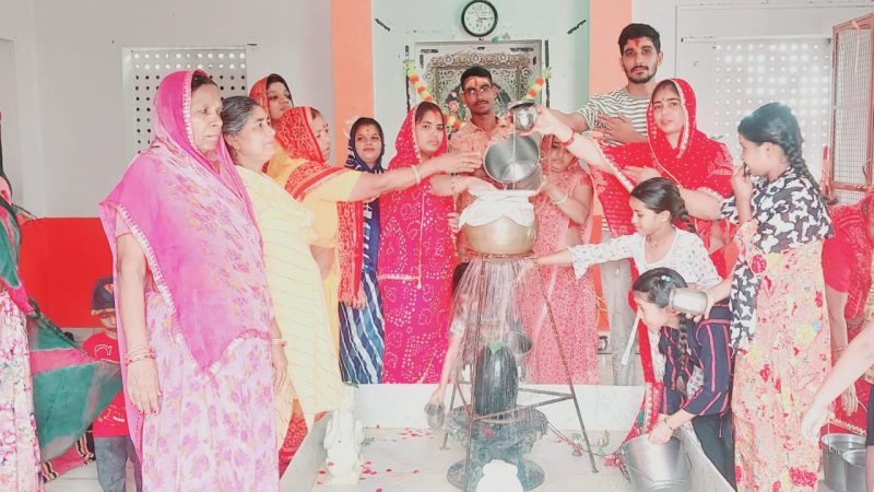 शिवालयों में गूंजे बम-बम भोले के जयकारे, श्रद्धालुओं की उमड़ी भीड़।