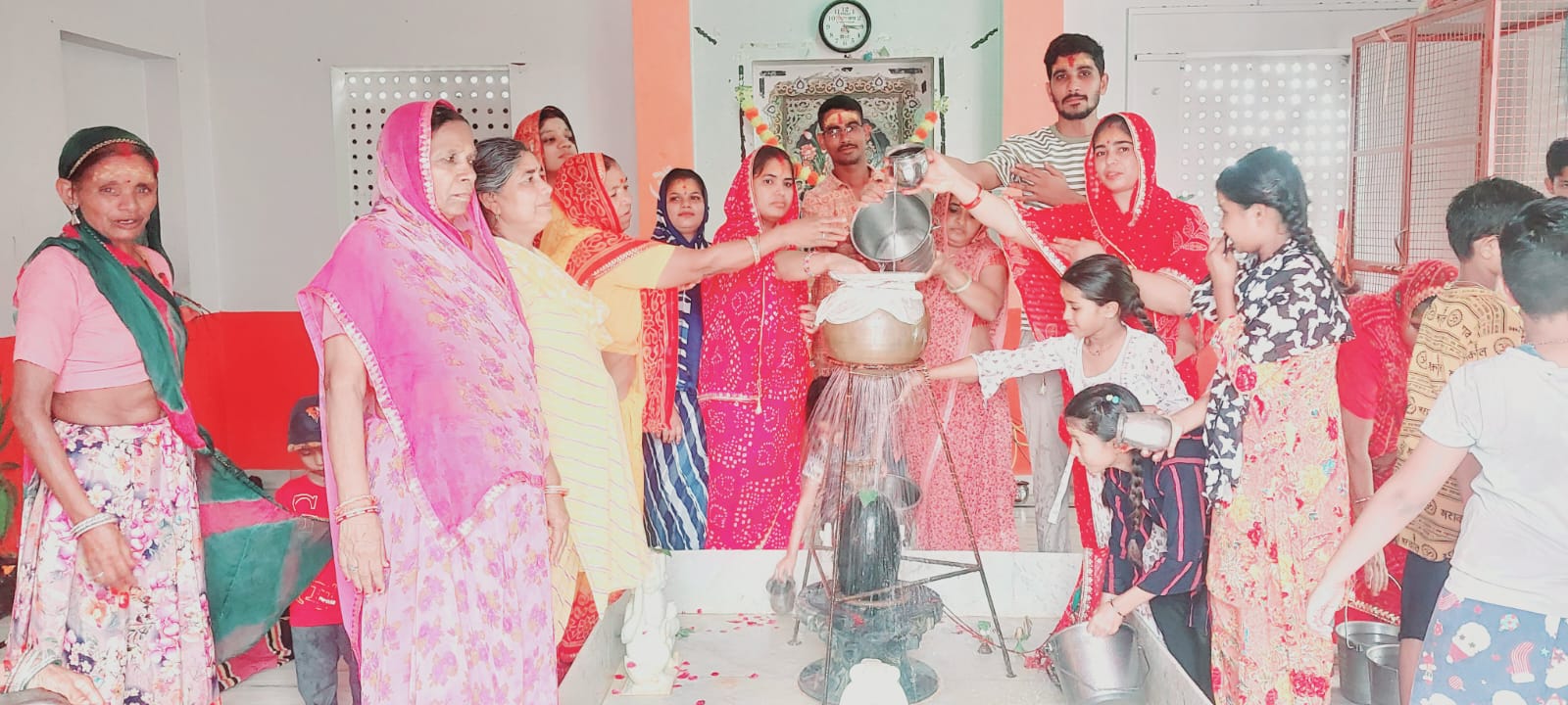 शिवालयों में गूंजे बम-बम भोले के जयकारे, श्रद्धालुओं की उमड़ी भीड़।