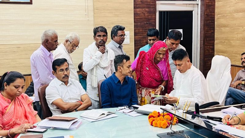 जिला प्रमुख ने की साप्ताहिक जनसुनवाई,प्राप्त परिवेदनाओं पर तत्काल कार्रवाई के दिये निर्देश