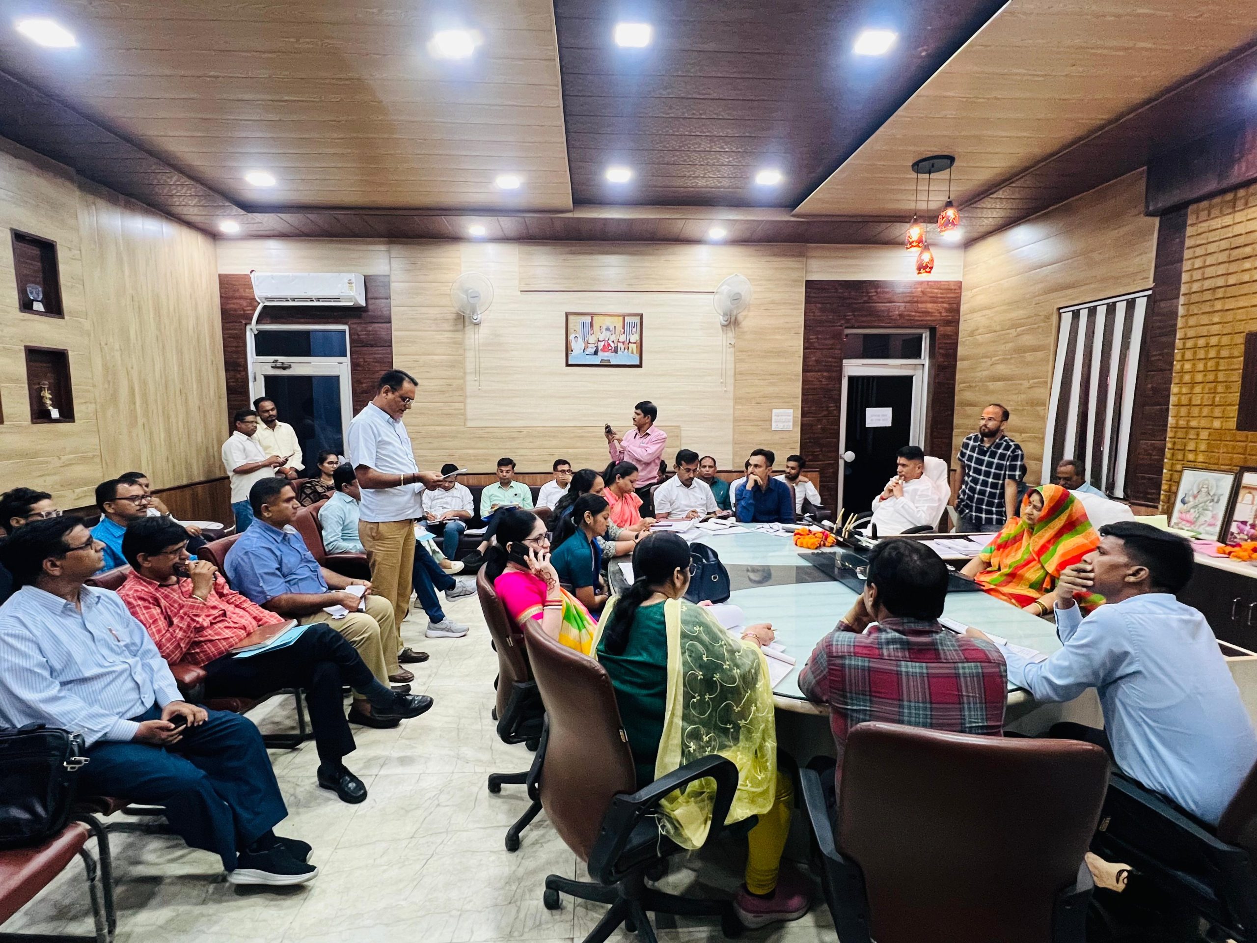 जिला प्रमुख की अध्यक्षता में हस्तानान्तरित विभाग एवं विकास अधिकारियों द्वारा समीक्षा बैठक आयोजित