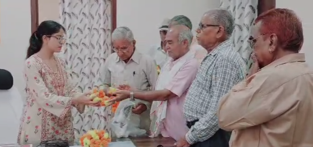 पेंशनर समाज द्वारा उपखंड अधिकारी का अभिनंदन किया।