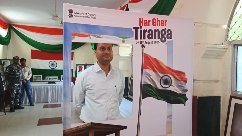 राज्य सरकार के निर्देशानुसार सम्पूर्ण प्रदेश में संचालित हर घर तिरंगा अभियान के अंतर्गत मंगलवार को अजमेर जिले में राष्ट्रध्वज के सम्मान और जागरूकता की मिसाल पेश की गई। एक ही दिन में लगभग 50 हजार लोगों ने तिरंगे की गरिमा बनाए रखने की शपथ ली।जिला कलक्टर लोकबंधु ने कलेक्ट्रेट परिसर