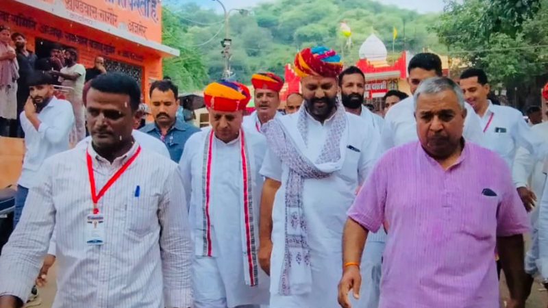 केंद्रीय कृषि राज्य मंत्री भागीरथ चौधरी ने खुंडियावास धाम में ध्वजारोहण करके किया बाबा रामदेवजी मेले का शुभारंभ, केंद्रीय मंत्री ने बाबा रामदेव के दरबार में धोक लगाकर देश-प्रदेश में की सुख समृद्धि एवं खुशहाली की कामना