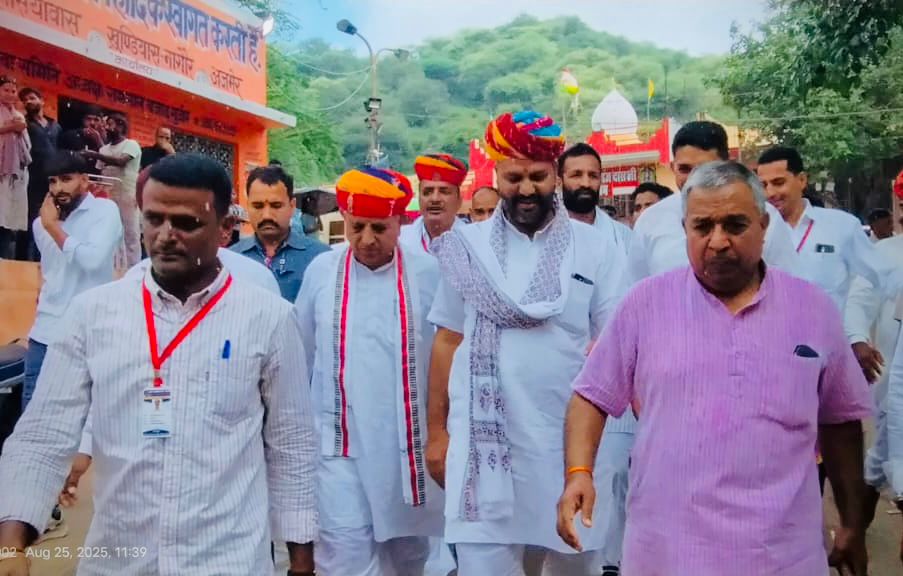 केंद्रीय कृषि राज्य मंत्री भागीरथ चौधरी ने खुंडियावास धाम में ध्वजारोहण करके किया बाबा रामदेवजी मेले का शुभारंभ, केंद्रीय मंत्री ने बाबा रामदेव के दरबार में धोक लगाकर देश-प्रदेश में की सुख समृद्धि एवं खुशहाली की कामना