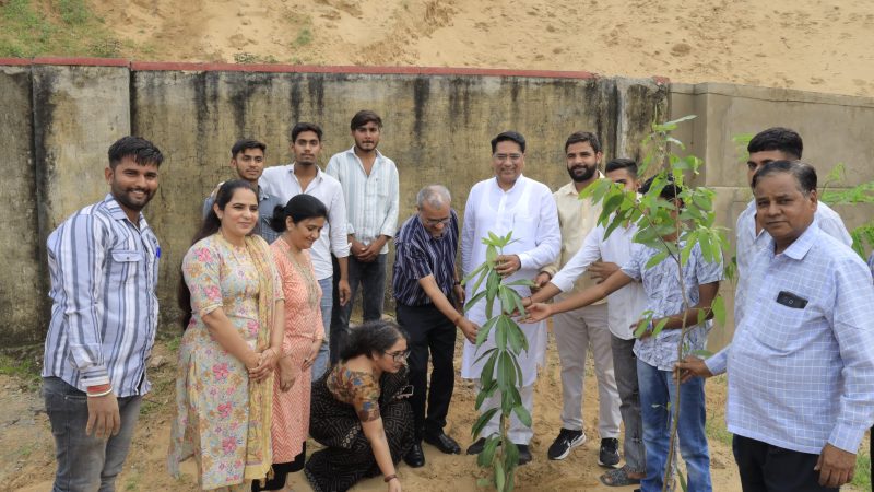 मंत्री सुरेश सिंह रावत ने पुष्कर राजकीय महाविद्यालय में व्यवस्थाओं का लिया जायजा, वृक्षारोपण कर पर्यावरण संरक्षण का दिया संदेश