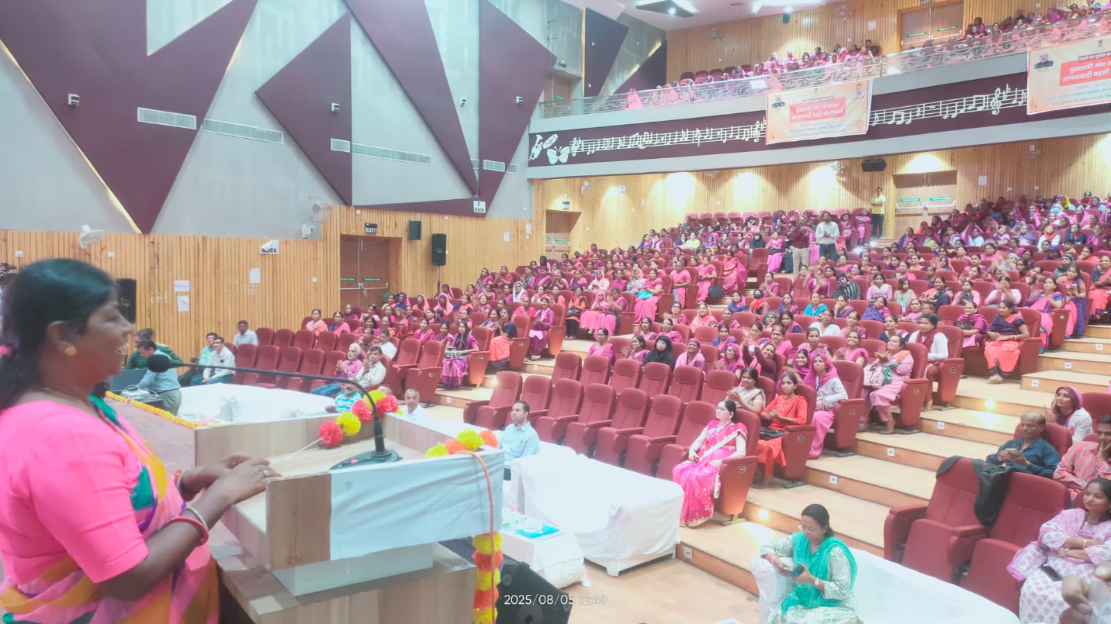 बहनों का सुरक्षा सम्मानजिला स्तरीय कार्यक्रम में हुआ आंगनबाड़ी बहनों का सम्मान