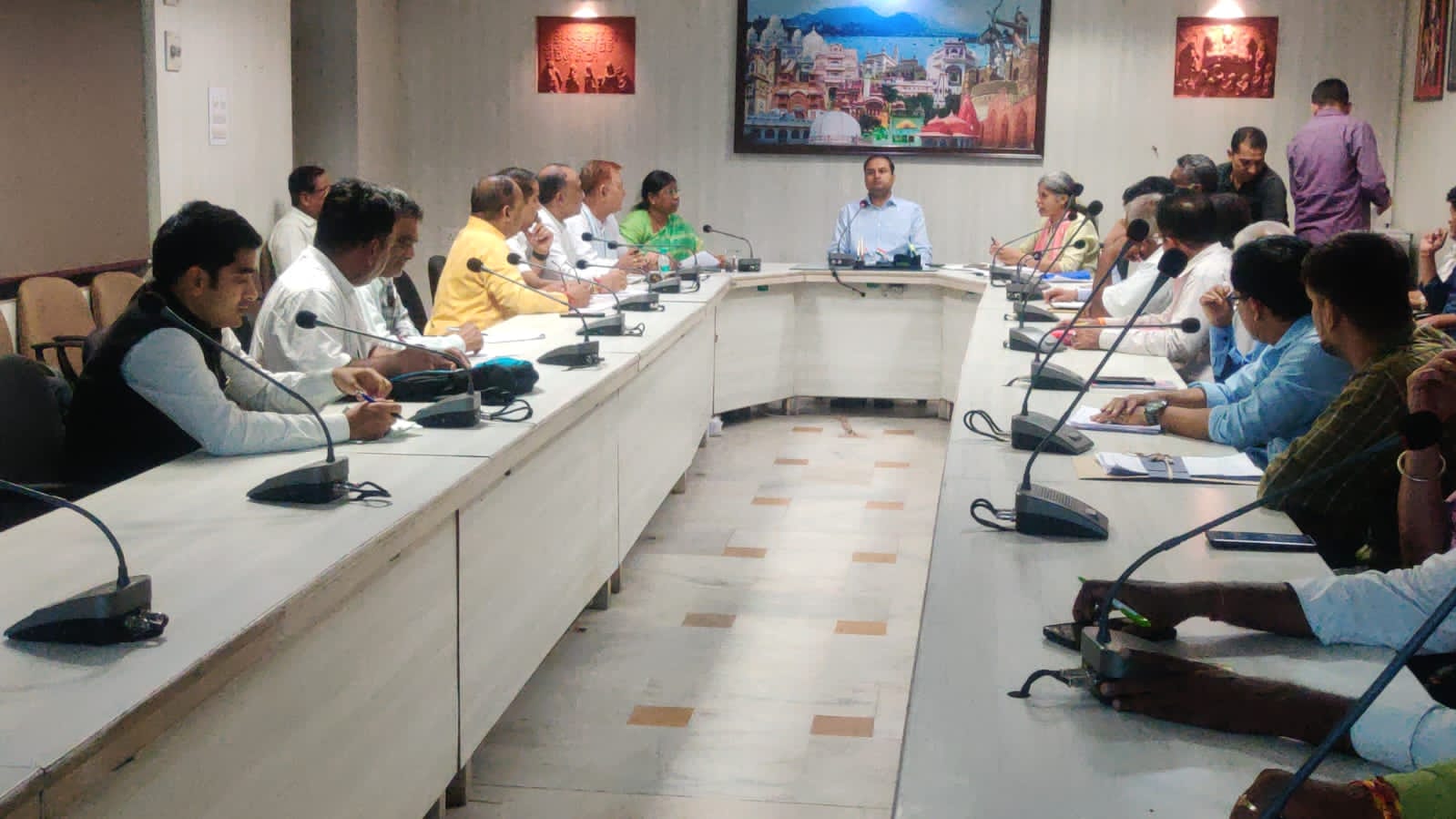 राजनीतिक दलों के प्रतिनिधियों के साथ बैठक आयोजितमतदान केन्द्रों के पुनर्गठन, नवसृजन एवं बीएलए-2 की नियुक्ति पर हुई चर्चा