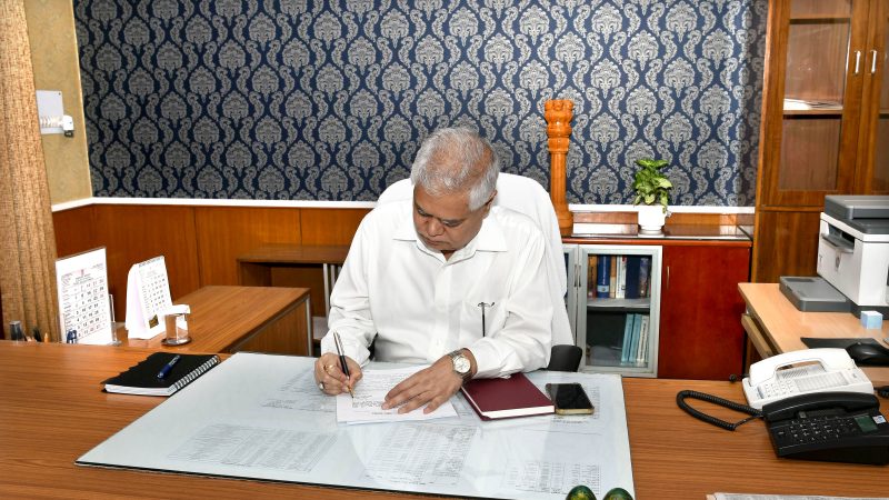 राज्य निर्वाचन आयुक्त ने पदभार ग्रहण किया, अब चुनाव पर जोर