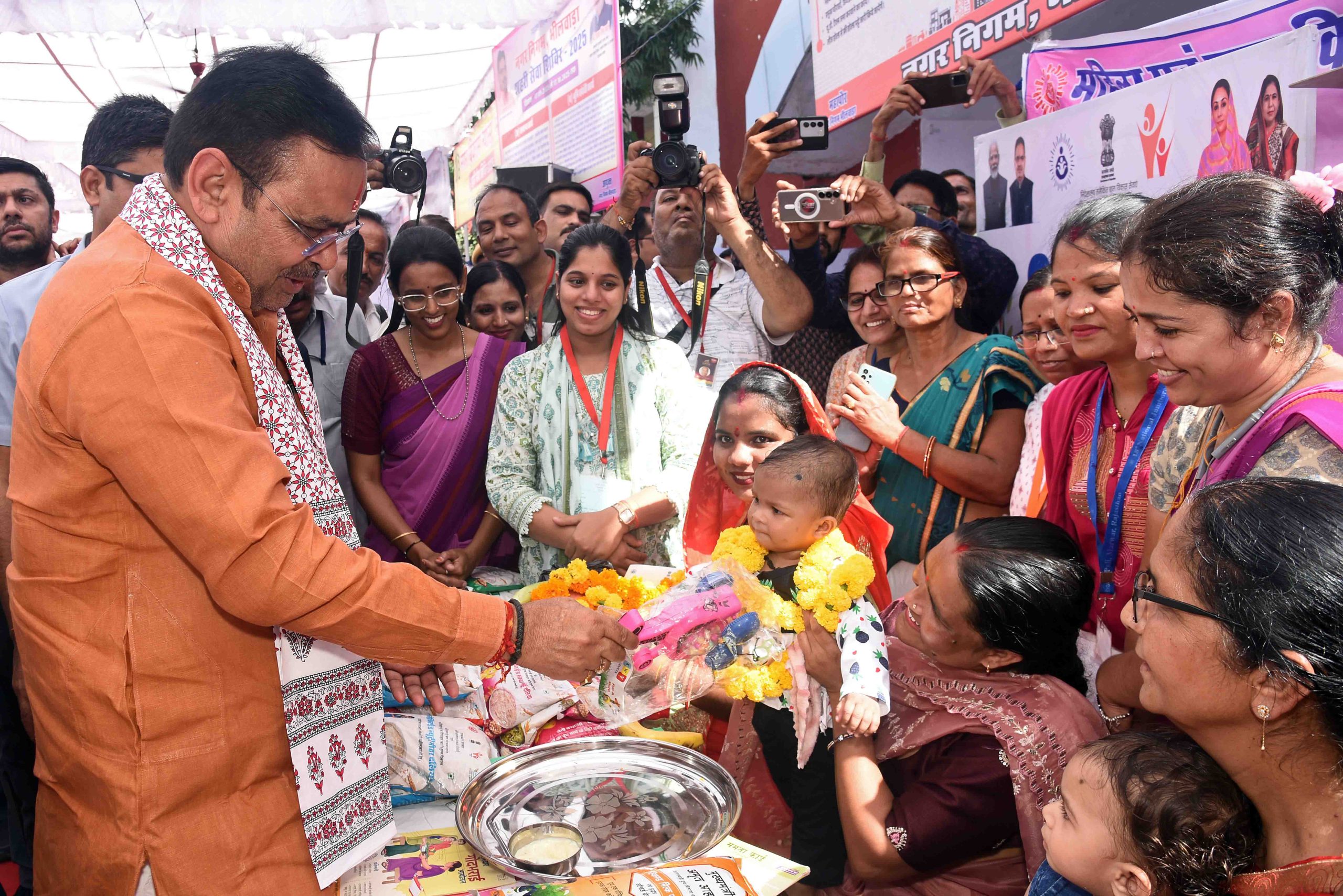 मुख्यमंत्री ने भीलवाड़ा नगर निगम एवं हमीरगढ़ नगर पालिका में शहरी सेवा शिविरों का किया अवलोकन