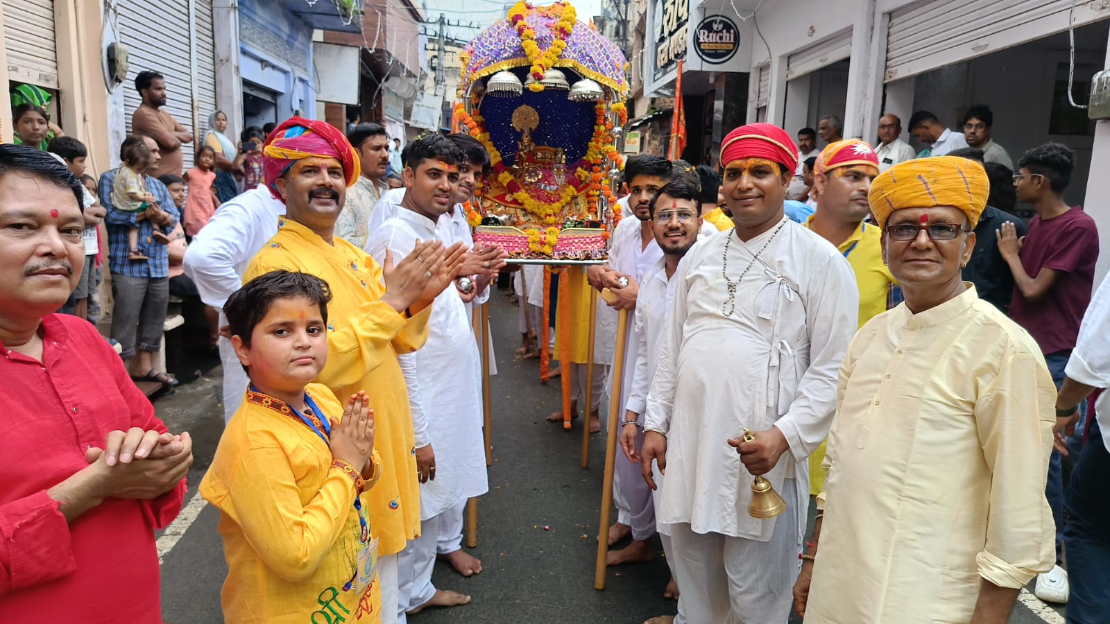 शाही लवाजमे के साथ निकली ठाकुरजी की शोभायात्रा।