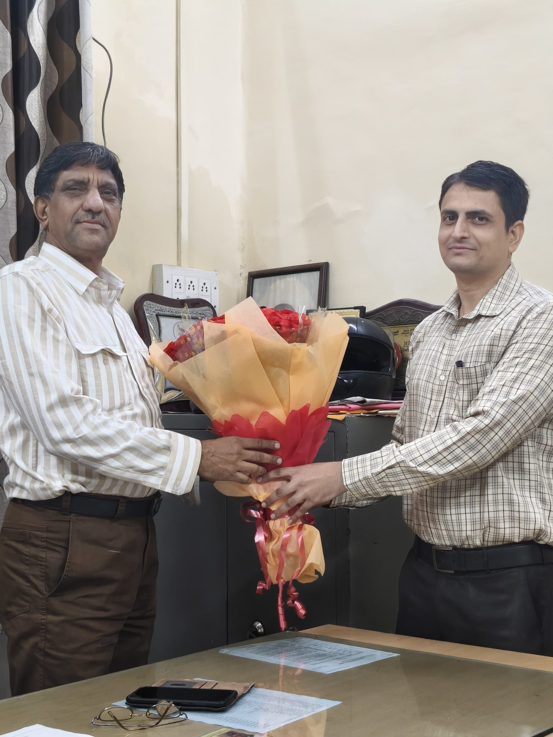 भानु प्रकाश जोशी जी को राजस्थान निजी सहायक संवर्ग महासंघ अजमेर कार्यकारिणी के जिला अध्यक्ष बनने पर हार्दिक शुभकामनाएं।।