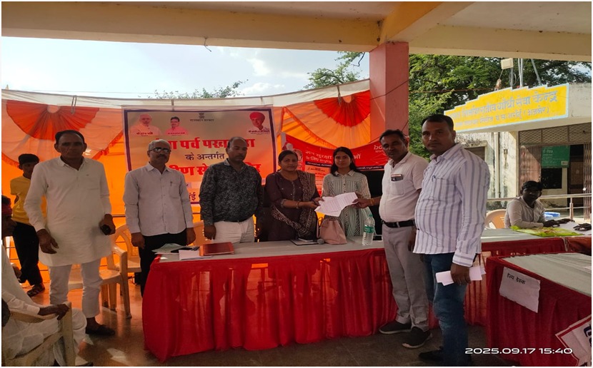 भाईयों की खातेदारी भूमि का हुआ बंटवाराग्रामीण सेवा शिविर ग्राम पंचायत सिरोंज में आयोजित किया गया। कैम्प में प्राथीगण रिद्वकरण एवं छोटु जाति बैरवा निवासी ग्राम सिरोंज ने शिविर प्रभारी उपखण्ड़ अधिकारी