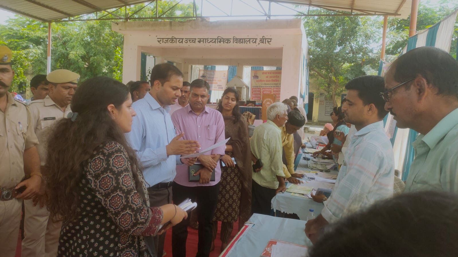 जिला कलक्टर लोक बन्धु ने पालरा एवं बीर ग्राम पंचायतों में आयोजित ग्राम सेवा शिविर का निरीक्षण कर आमजन को राहत पहुंचाने के निर्देश दिए। स्वामित्व योजना के दस्तावेजों का शत प्रतिशत वितरण सुनिश्चित कराएं। साथ ही