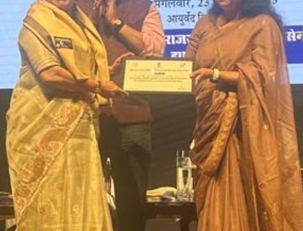 दसवें आयुर्वेद दिवस के अवसर पर राजस्थान इंटरनेशनल सेंटर, जयपुर में आयोजित राज्य स्तरीय सम्मान समारोह में डॉ. मनीषा जैन को आयुर्वेद चिकित्सा क्षेत्र में उनके उल्लेखनीय योगदान के लिए “धन्वन्तरि पुरस्कार” से सम्मानित किया गया।