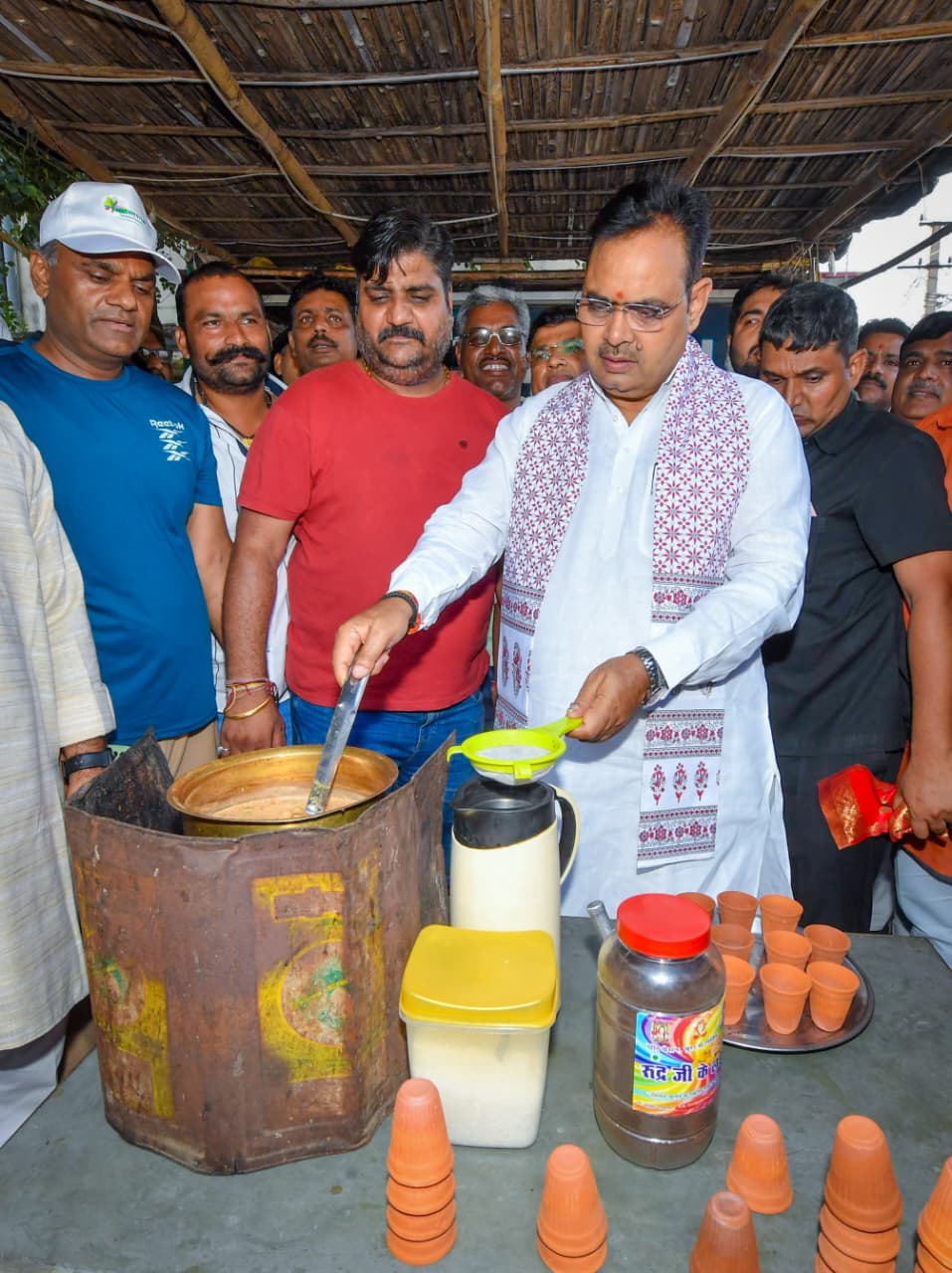मुख्यमंत्री भजनलाल शर्मा ने आमजन के साथ लिया चाय का स्वाद