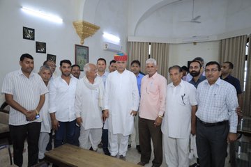 संवेदनशीलता से आमजन की समस्याओं का निस्तारण करे अधिकारी : मंत्री रावत