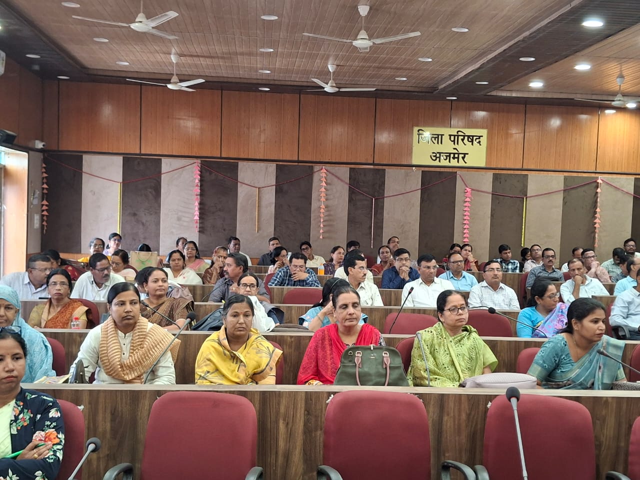 मुख्य निर्वाचन अधिकारी, राजस्थान जयपुर के निर्देशानुसार आज जिला परिषद सभागार, अजमेर में स्कूल निर्वाचन साक्षरता क्लब (स्कूल इलेक्टोरल लिटरेसी क्लब- ईएलसी) से संबंधित अभिमुखीकरण प्रशिक्षण कार्यशाला का आयोजन किया गया। इस अवसर पर