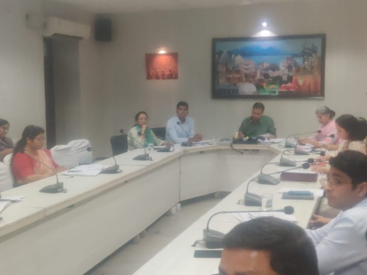 फ्लैगशिप योजनाओं की प्रगति और जनशिकायतों के निस्तारण की हुई विभागवार समीक्षा