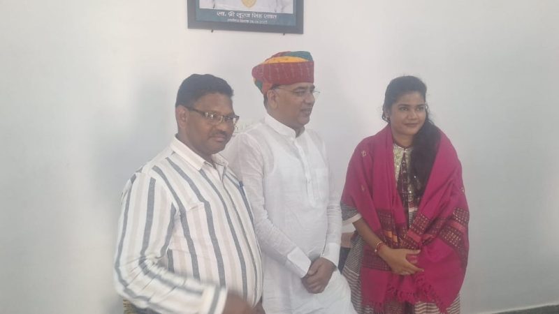 पुष्कर की बेटी अकिता पाराशर बनी आर ए एसकेबिनेट मंत्री सुरेश सिह रावत ने निवास पर बुला कर किया सम्मान उज्जवल भविष्य की कामना करते हुए दी शुभकामनायें