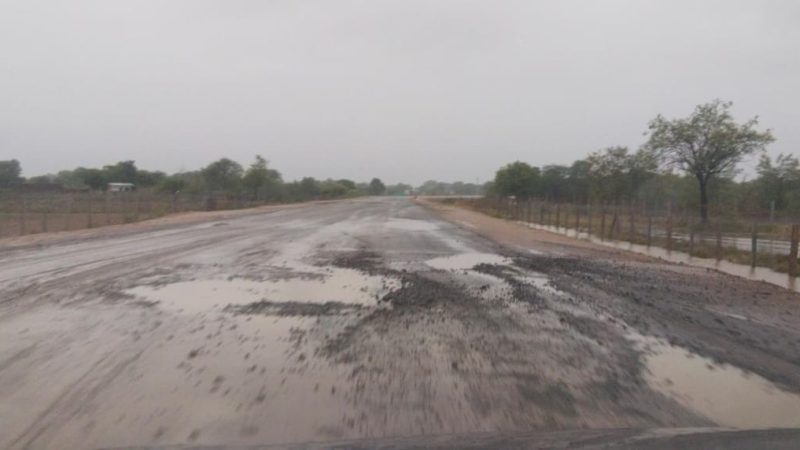 रिमझिम बारिश ने घटिया निर्माण कार्य की खोली पोल, सड़क बनी कीचड़ का मैदान।