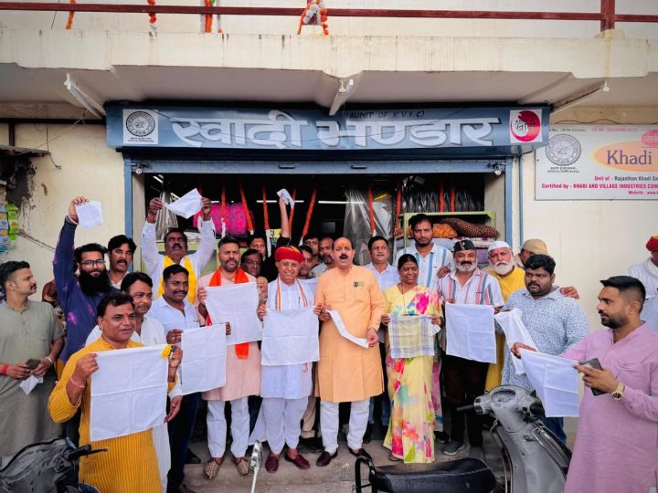 सेवा पखवाड़ा: शहीद स्मारक की सफाई, महापुरुषों को नमन और स्वदेशी अपनाने का संकल्प