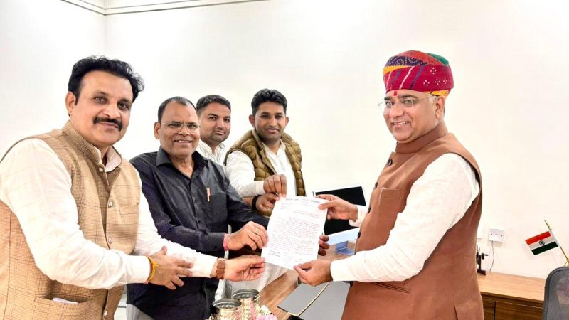 प्रधान संघ के पदाधिकारी जयपुर मे कार्यकाल खत्म होने के बाद सरपंचो के तर्ज पर प्रशासक बनने की कर रहे है मांग