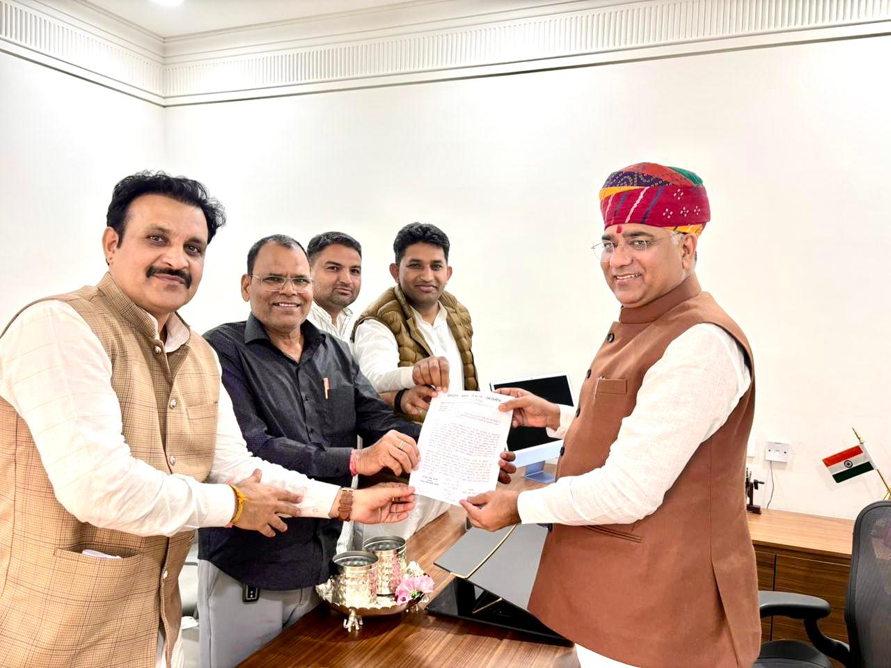 प्रधान संघ के पदाधिकारी जयपुर मे कार्यकाल खत्म होने के बाद सरपंचो के तर्ज पर प्रशासक बनने की कर रहे है मांग