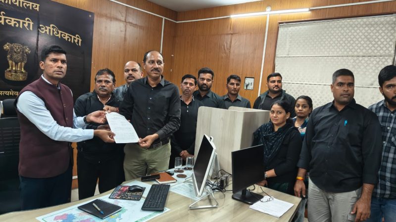 ग्राम विकास अधिकारियों पर काम का बोझ, तनाव के चलते दौ ने की आत्महत्याग्राम विकास अधिकारी संघ ने कलेक्टर व सीईओ को सौंपा ज्ञापन