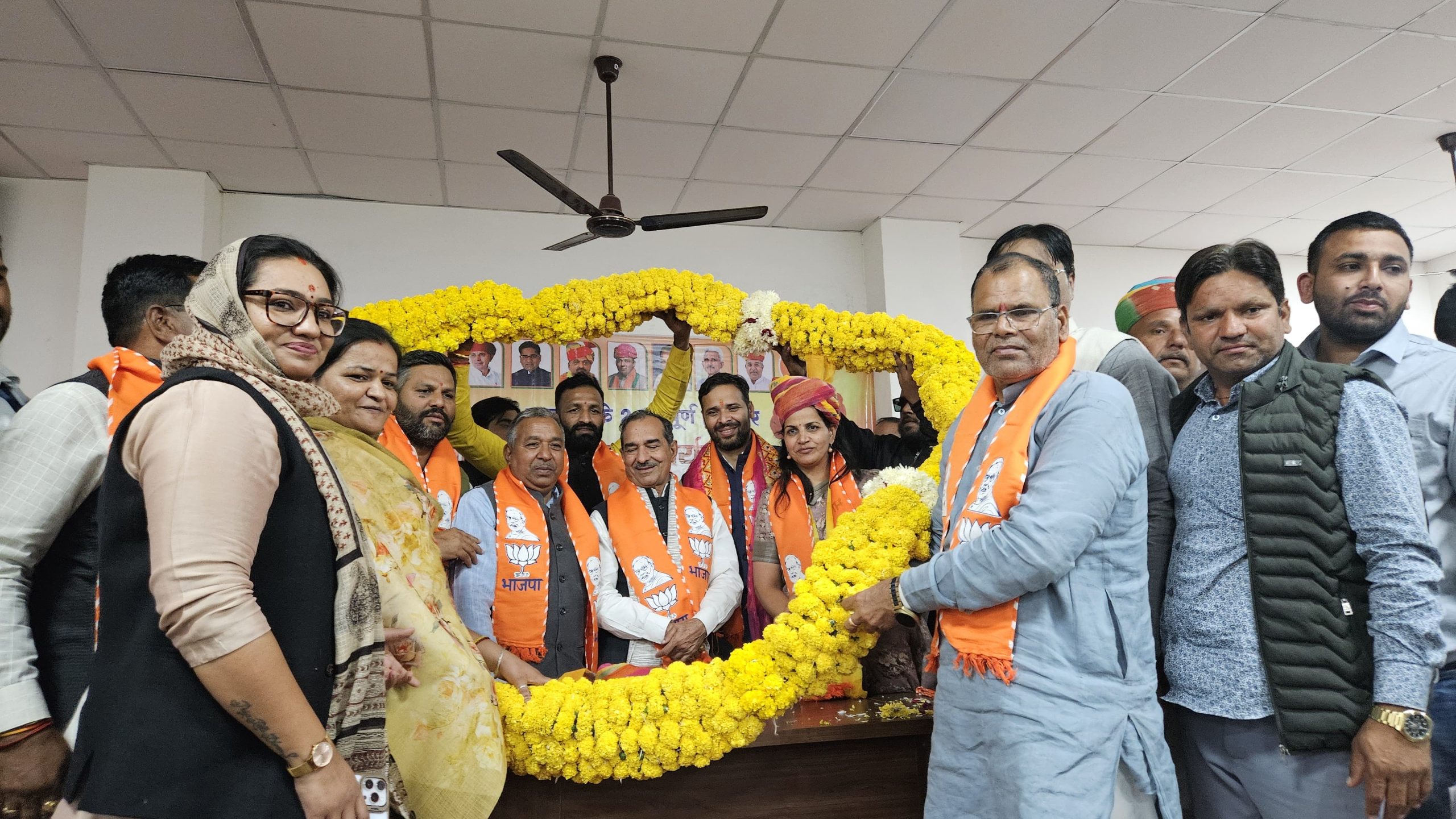 हम सेवक बन कर काम कर रहै है, काग्रेस डर रही है