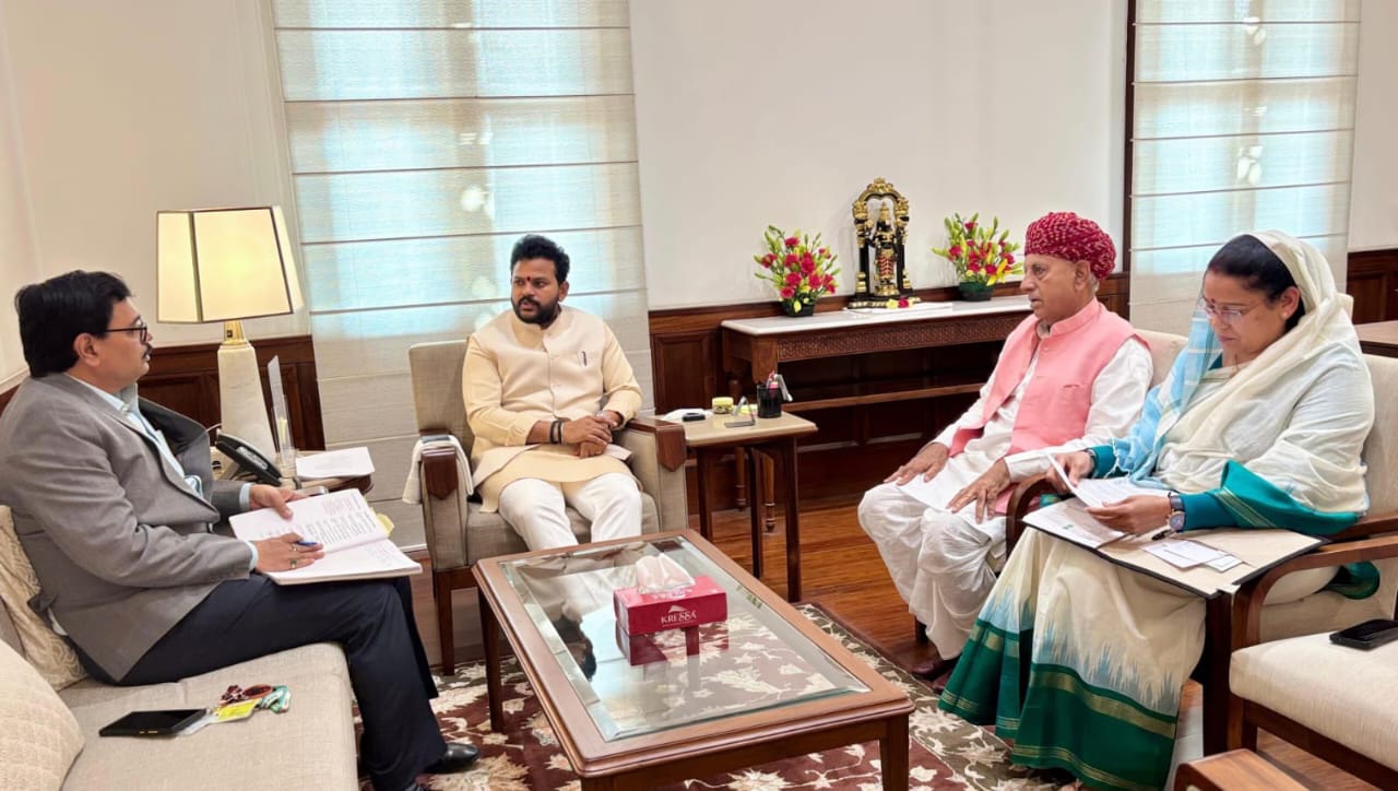 अजमेर के समग्र विकास को लेकर भागीरथ चौधरी की केंद्रीय सड़क परिवहन मंत्री नितिन गडकरी और नागरिक उद्यान मंत्री किंजारापु नायडू से अहम मुलाकात, सड़क कनेक्टिविटी और किशनगढ़ एयरपोर्ट विस्तार पर मिला सकारात्मक आश्वासन