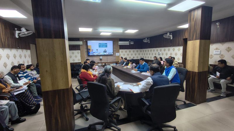 जिला कलक्टर लोकबंधु ने विकास रथ यात्रा एवं अन्य कार्यक्रमों की प्रगति की समीक्षा की